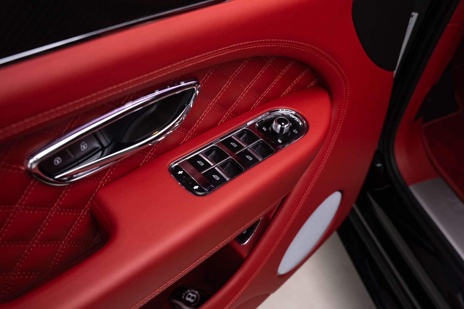 2023 BENTLEY BENTAYGA S | HIGH SPEC | DIAMOND QUILT LEATHER | REAR ENTERTAINMENT | CARBON INTERIORS